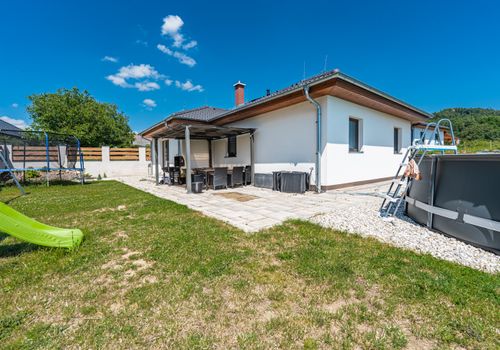 Moderní novostavba 5+kk u Strakonic, na kraji obce Dražejov s výhledem do přírody