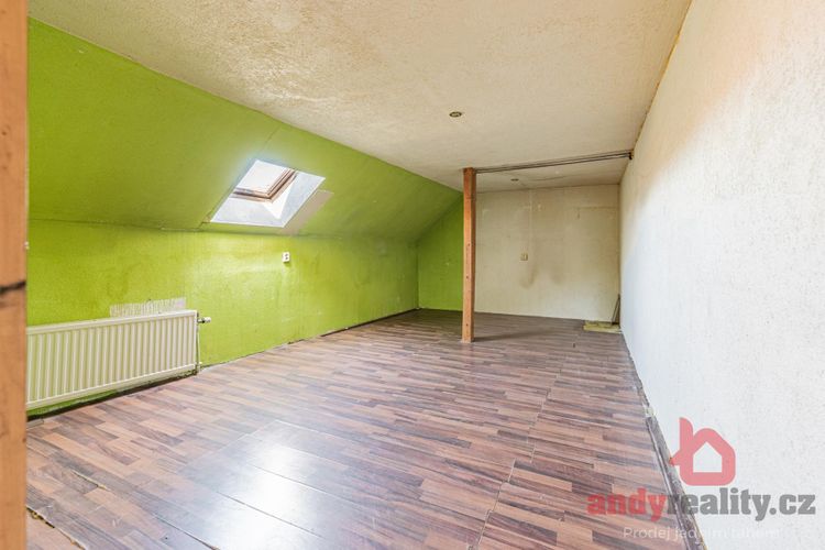 Vícegenerační dům s velkou autodílnou a zahradou v obci Mahouš u Netolic