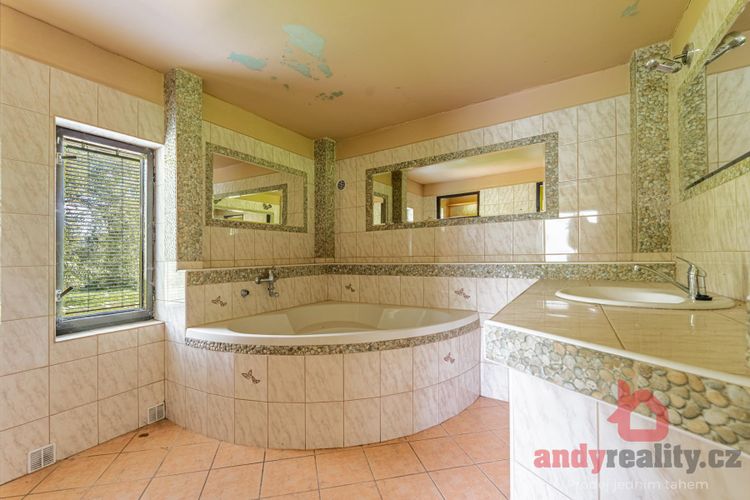 Rodinný dům se 3 byty a 5.236 m2 stavebních pozemků v obci Albrechtice nad Vltavou, okres Písek