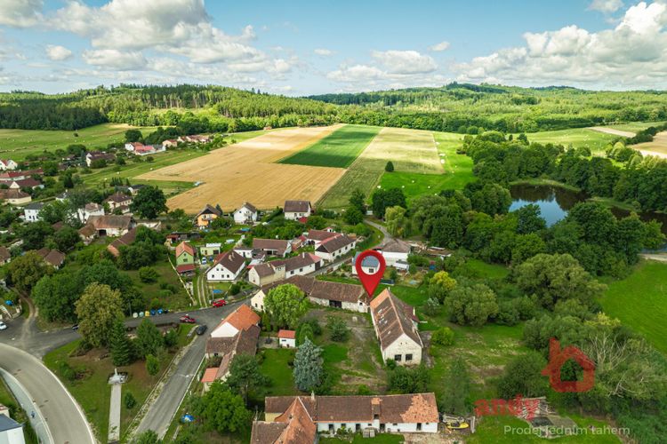 Rodinný dům se 3 byty a 5.236 m2 stavebních pozemků v obci Albrechtice nad Vltavou, okres Písek