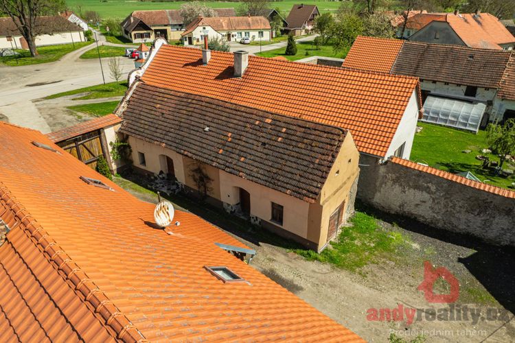 Vícegenerační dům s velkou autodílnou a zahradou v obci Mahouš u Netolic