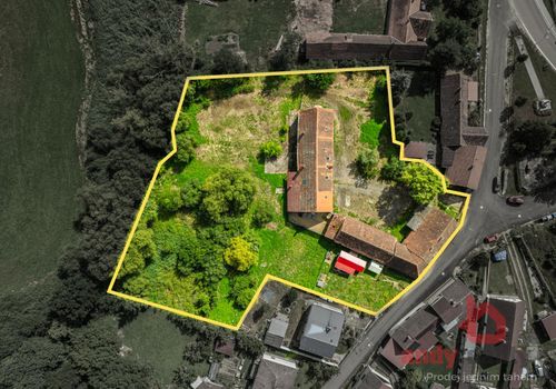 Rodinný dům se 3 byty a 5.236 m2 stavebních pozemků v obci Albrechtice nad Vltavou, okres Písek