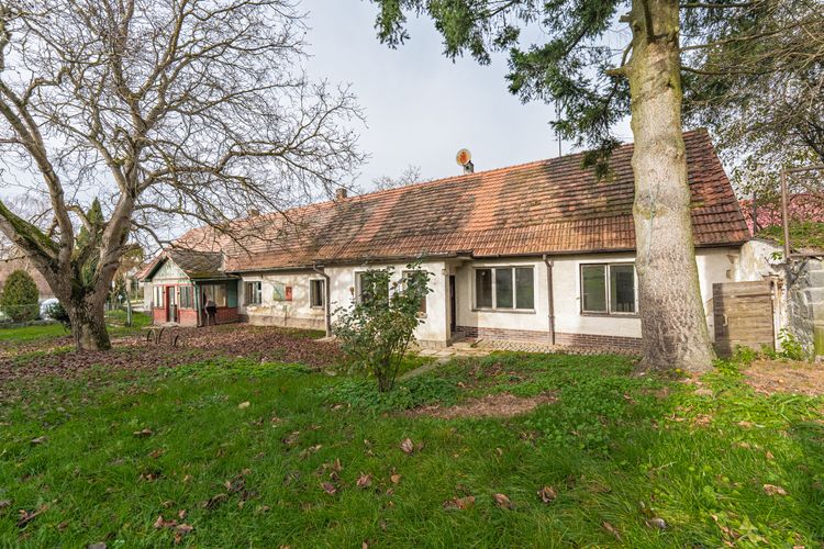 Rodinný dům v obci Koupě se 2 byty a 2.576 m2 pozemku - vše stavební ! Okres Příbram