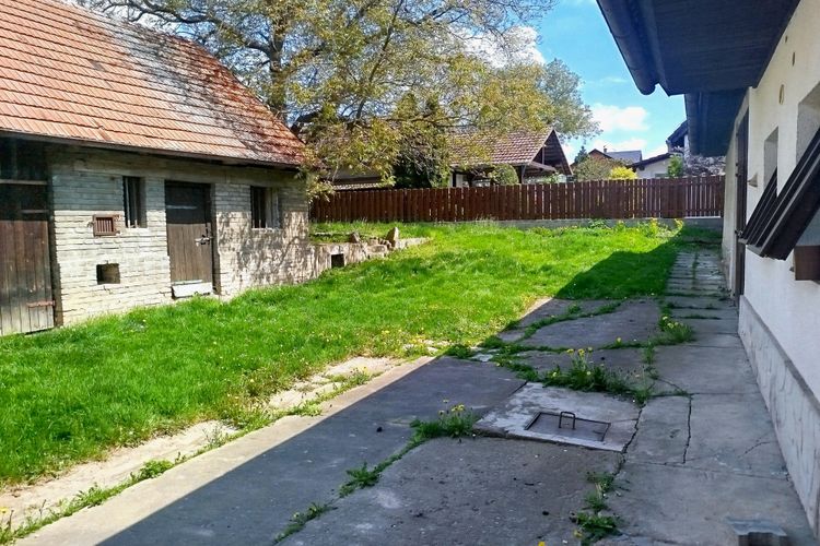 Chalupa s velkou zahradou a stodolou, v obci Mokrá Lhota u Bystřice, okres Benešov