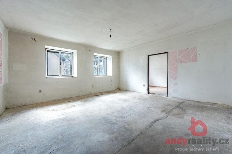 Rodinný dům se 3 byty a 5.236 m2 stavebních pozemků v obci Albrechtice nad Vltavou, okres Písek