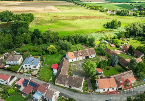 Rodinný dům se 3 byty a 5.236 m2 stavebních pozemků v obci Albrechtice nad Vltavou, okres Písek