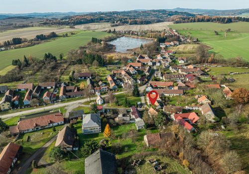 Rodinný dům v obci Koupě se 2 byty a 2.576 m2 pozemku - vše stavební ! Okres Příbram