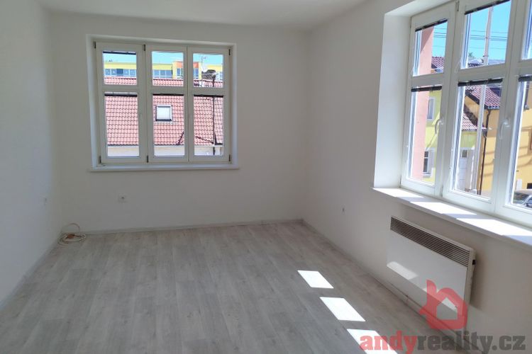 Světlý útulný byt 2+1 se zahrádkou, ul. Jeronýmova, Písek
