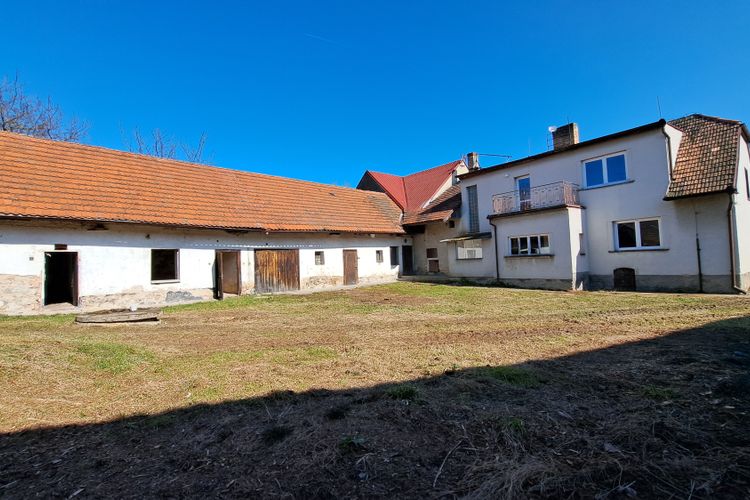 Dvougenerační rodinný dům 200 m² s rozlehlou zahradou v srdci Jižních Čech v obci Cehnice