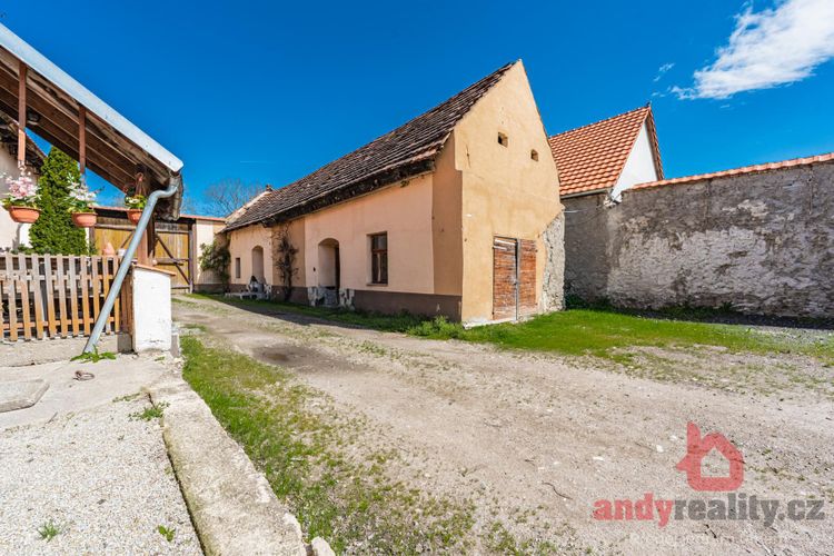 Vícegenerační dům s velkou autodílnou a zahradou v obci Mahouš u Netolic