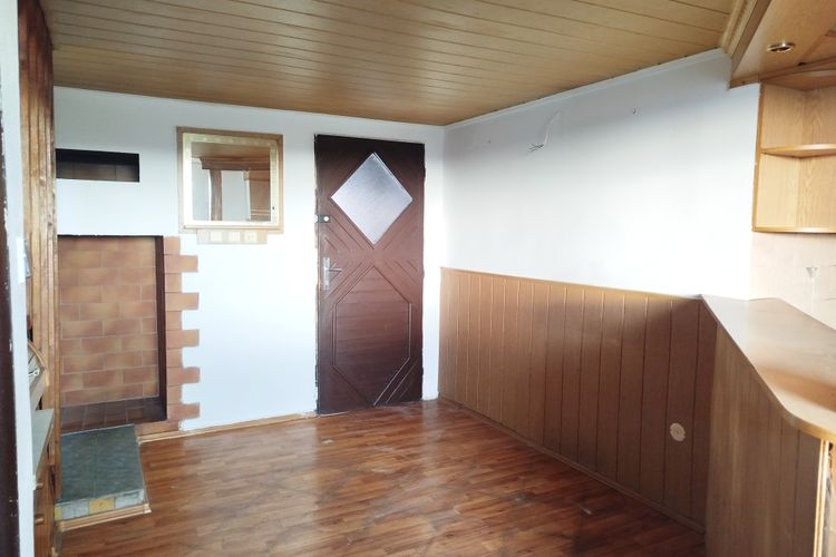 Chalupa s velkou zahradou a stodolou, v obci Mokrá Lhota u Bystřice, okres Benešov