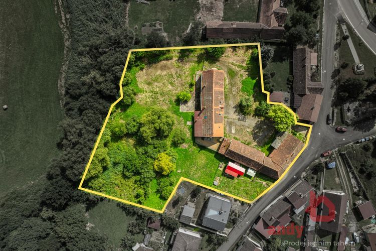 Rodinný dům se 3 byty a 5.236 m2 stavebních pozemků v obci Albrechtice nad Vltavou, okres Písek