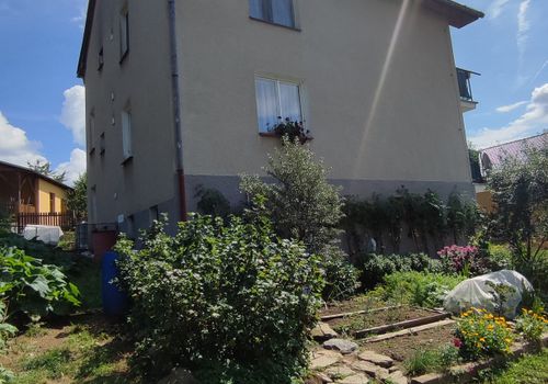 Dvougenerační rodinný dům se dvěma byty nedaleko Prahy