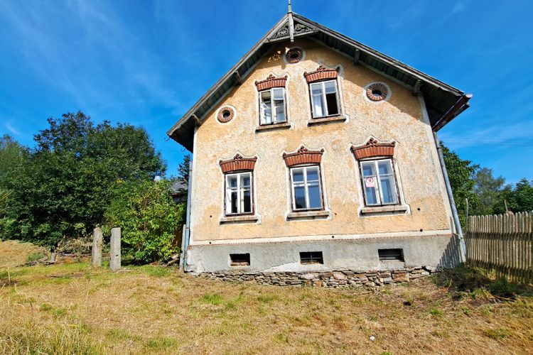 Historický rodinný dům 6+2 v pohoří Smrčiny poblíž hranic s Německem, Kamenná - Aš
