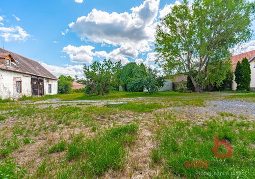 Rodinný dům se 3 byty a 5.236 m2 stavebních pozemků v obci Albrechtice nad Vltavou, okres Písek