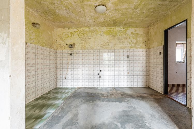 Rodinný dům v obci Koupě se 2 byty a 2.576 m2 pozemku - vše stavební ! Okres Příbram