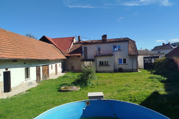 Dvougenerační rodinný dům 200 m² s rozlehlou zahradou v srdci Jižních Čech v obci Cehnice