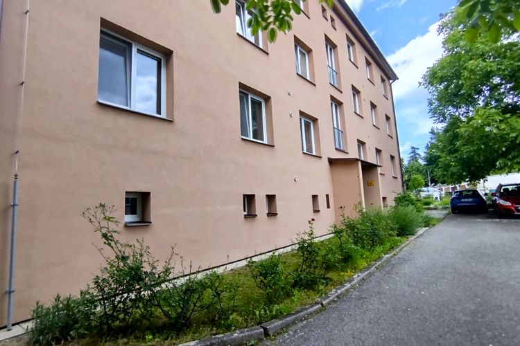 Prostorný slunný byt 2+1 s jídelnou na Hradišti v Písku, s možností zahrádky