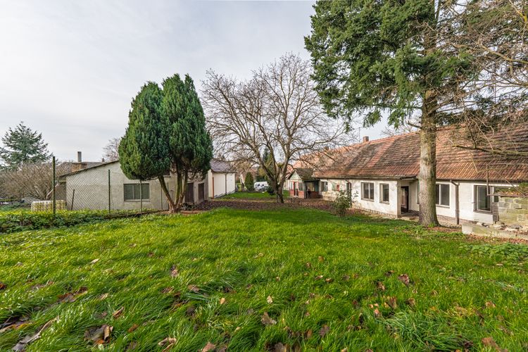 Rodinný dům v obci Koupě se 2 byty a 2.576 m2 pozemku - vše stavební ! Okres Příbram