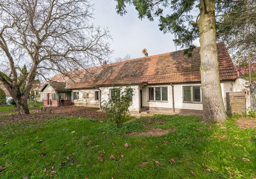 Rodinný dům v obci Koupě se 2 byty a 2.576 m2 pozemku - vše stavební ! Okres Příbram