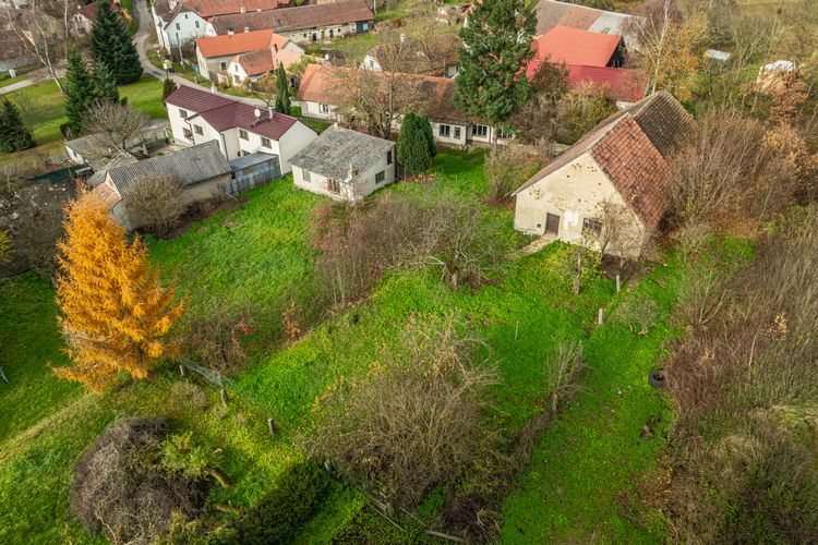 Rodinný dům v obci Koupě se 2 byty a 2.576 m2 pozemku - vše stavební ! Okres Příbram