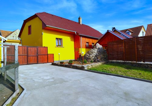 Luxusní rodinný dům s rozhlehlým zázemím a pozemkem 1 752 m² v obci Přešťovice u Strakonic