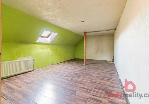 Vícegenerační dům s velkou autodílnou a zahradou v obci Mahouš u Netolic