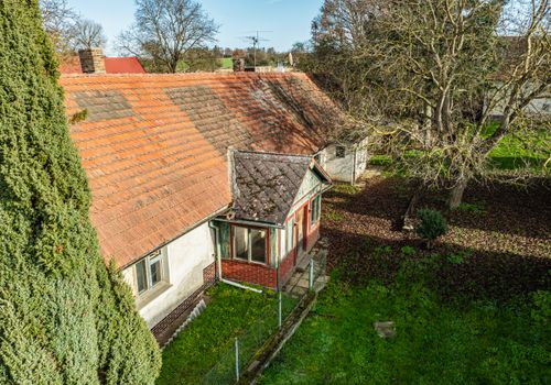 Rodinný dům v obci Koupě se 2 byty a 2.576 m2 pozemku - vše stavební ! Okres Příbram