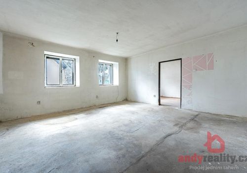 Rodinný dům se 3 byty a 5.236 m2 stavebních pozemků v obci Albrechtice nad Vltavou, okres Písek