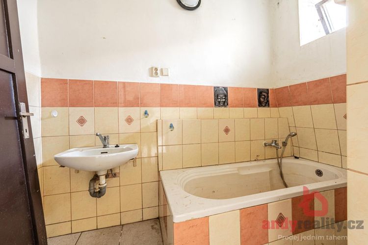 Rodinný dům se 3 byty a 5.236 m2 stavebních pozemků v obci Albrechtice nad Vltavou, okres Písek