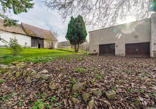 Rodinný dům v obci Koupě se 2 byty a 2.576 m2 pozemku - vše stavební ! Okres Příbram