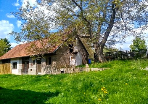 Chalupa s velkou zahradou a stodolou, v obci Mokrá Lhota u Bystřice, okres Benešov