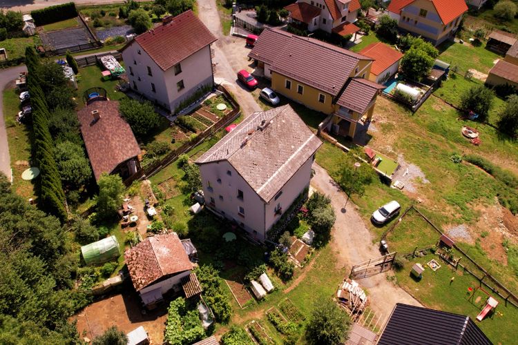 Dvougenerační rodinný dům se dvěma byty nedaleko Prahy