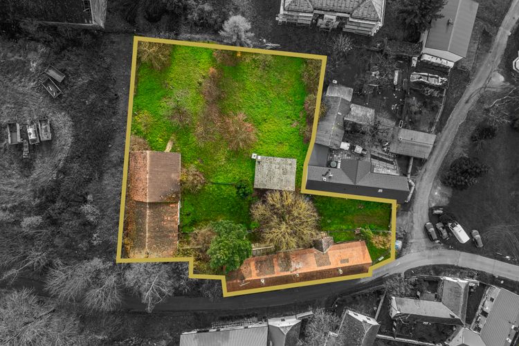 Rodinný dům v obci Koupě se 2 byty a 2.576 m2 pozemku - vše stavební ! Okres Příbram