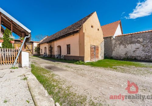 Vícegenerační dům s velkou autodílnou a zahradou v obci Mahouš u Netolic