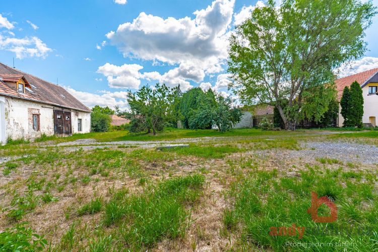 Rodinný dům se 3 byty a 5.236 m2 stavebních pozemků v obci Albrechtice nad Vltavou, okres Písek