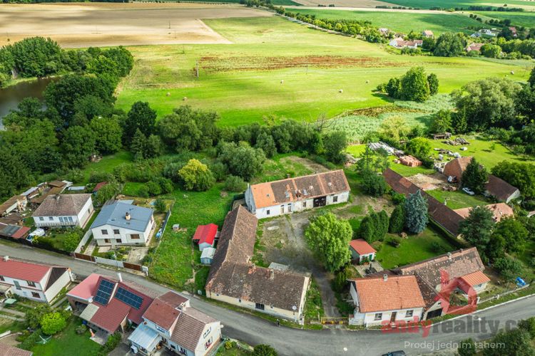 Rodinný dům se 3 byty a 5.236 m2 stavebních pozemků v obci Albrechtice nad Vltavou, okres Písek