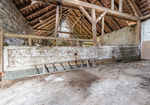 Rodinný dům v obci Koupě se 2 byty a 2.576 m2 pozemku - vše stavební ! Okres Příbram