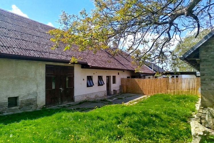 Chalupa s velkou zahradou a stodolou, v obci Mokrá Lhota u Bystřice, okres Benešov