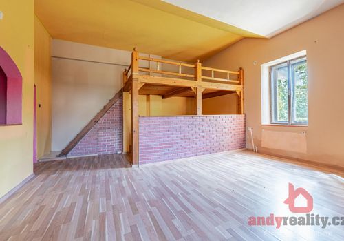Rodinný dům se 3 byty a 5.236 m2 stavebních pozemků v obci Albrechtice nad Vltavou, okres Písek