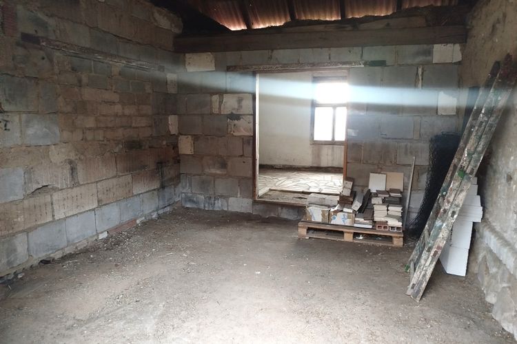 Chalupa s velkou zahradou a stodolou, v obci Mokrá Lhota u Bystřice, okres Benešov