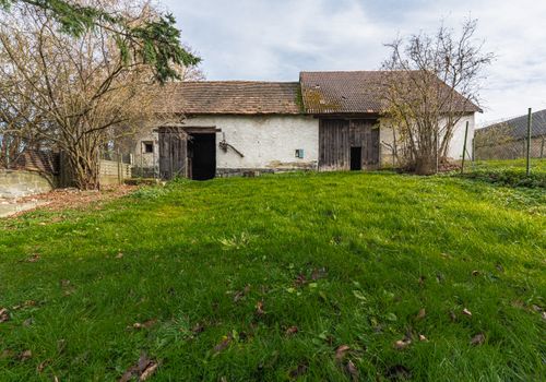 Rodinný dům v obci Koupě se 2 byty a 2.576 m2 pozemku - vše stavební ! Okres Příbram