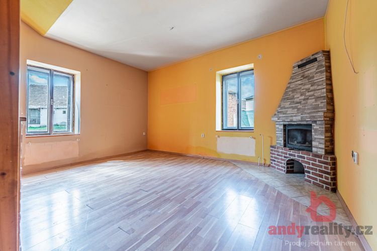 Rodinný dům se 3 byty a 5.236 m2 stavebních pozemků v obci Albrechtice nad Vltavou, okres Písek