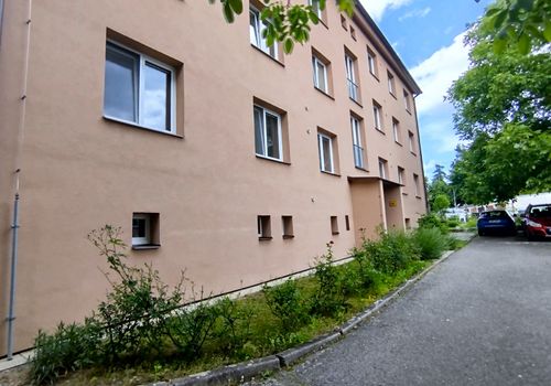 Prostorný slunný byt 2+1 s jídelnou na Hradišti v Písku, s možností zahrádky