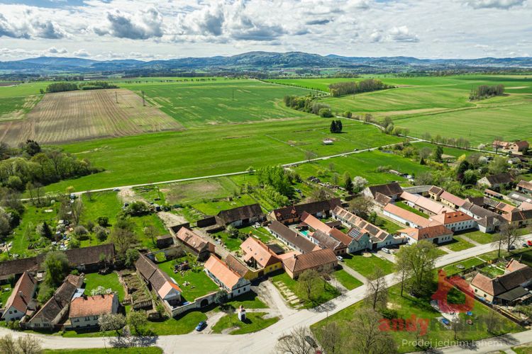 Vícegenerační dům s velkou autodílnou a zahradou v obci Mahouš u Netolic