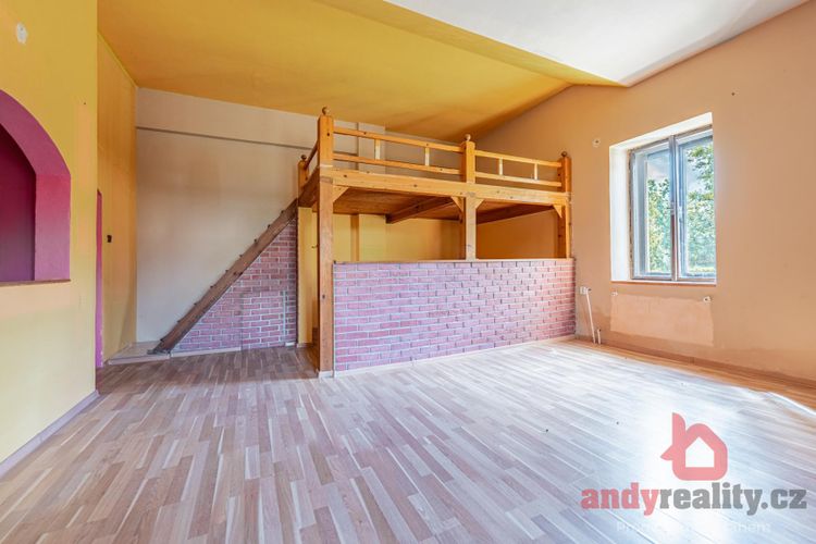 Rodinný dům se 3 byty a 5.236 m2 stavebních pozemků v obci Albrechtice nad Vltavou, okres Písek