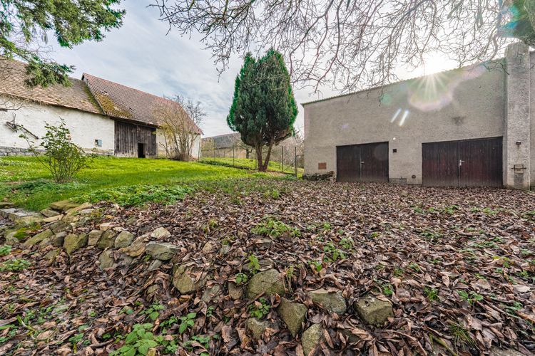 Rodinný dům v obci Koupě se 2 byty a 2.576 m2 pozemku - vše stavební ! Okres Příbram