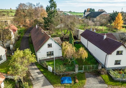 Rodinný dům v obci Koupě se 2 byty a 2.576 m2 pozemku - vše stavební ! Okres Příbram