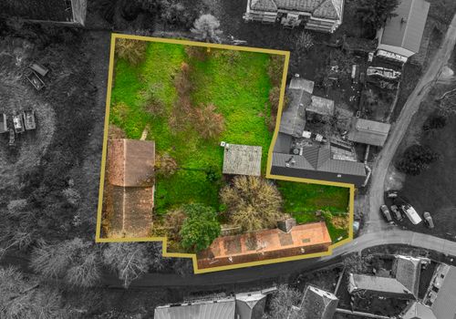 Rodinný dům v obci Koupě se 2 byty a 2.576 m2 pozemku - vše stavební ! Okres Příbram