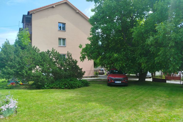 Prostorný slunný byt 2+1 s jídelnou na Hradišti v Písku, s možností zahrádky